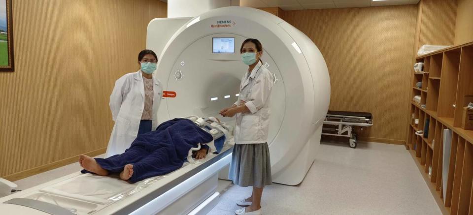 放射科醫師吳鵑伶(左)、放射師陳慧君(右)為病人進行MRI療程。   圖：健仁醫院提供