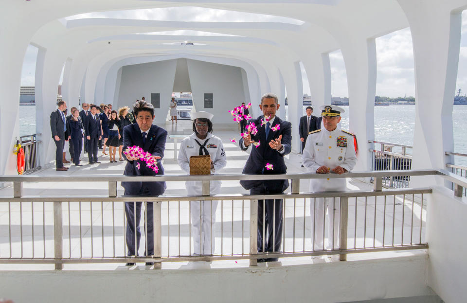 Japan’s Prime Minister Abe visits Pearl Harbor memorial on Hawaii trip