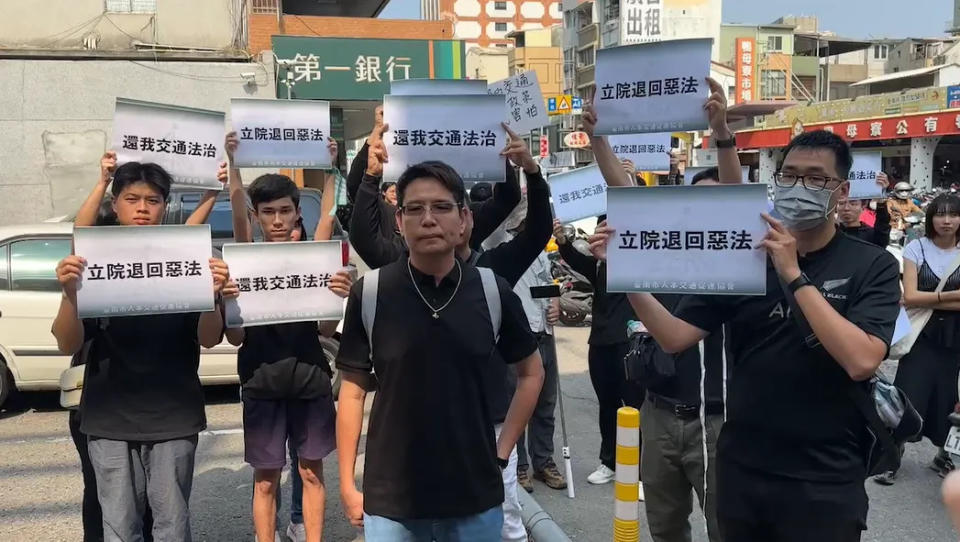 <strong>台南人本交通促進協會理事長余志祥重回去年5月女兒的車禍現場表達訴求。（圖／中天新聞）</strong>