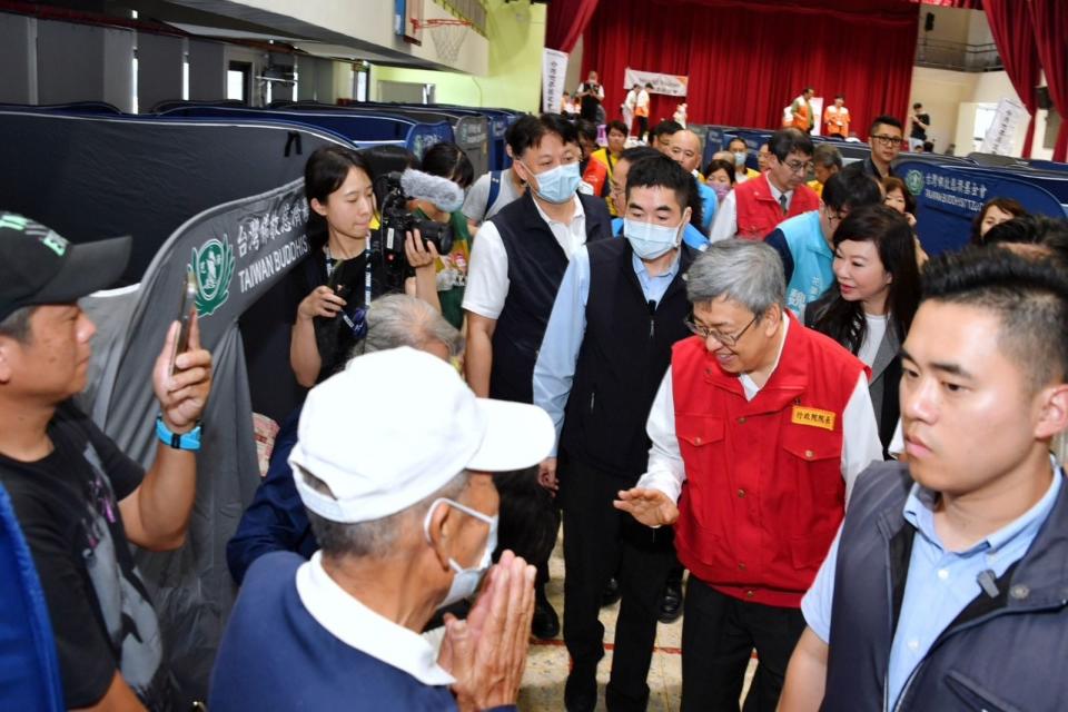 陳建仁前往中華國小關心收容安置民眾。（行政院提供）