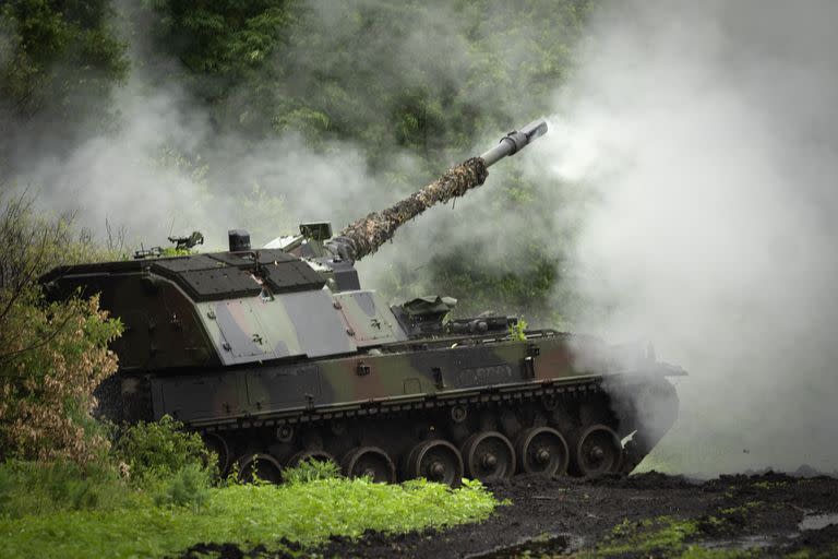 Soldados ucranianos disparan artillería hacia posiciones rusas en el frente de batalla, el sábado 27 de mayo de 2023, cerca de Bakhmut