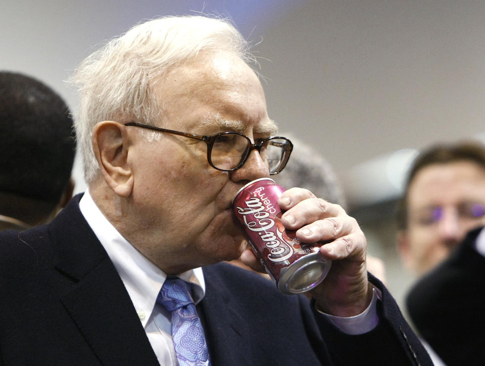 Warren Buffett, el mejor inversor de la historia para muchos, se bebe unas cuantas Coca Colas todos los días, porque le gusta y para volver a sentirse niño. Foto: REUTERS/Rick Wilking