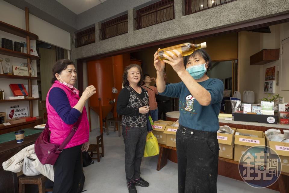 第二代媳婦湯素娥（右1）很會介紹產品，客人無不人手2瓶以上買單。