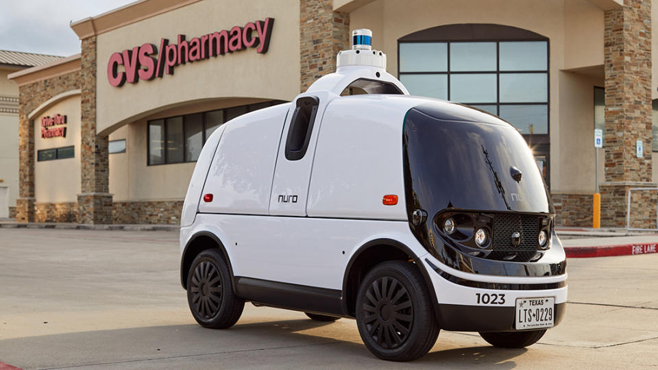 FedEX聯邦快遞與Nuro正合作測試小型機器人車，透過遠端控制將包裹直接送到你家門口。（圖片來源/ FedEx）
