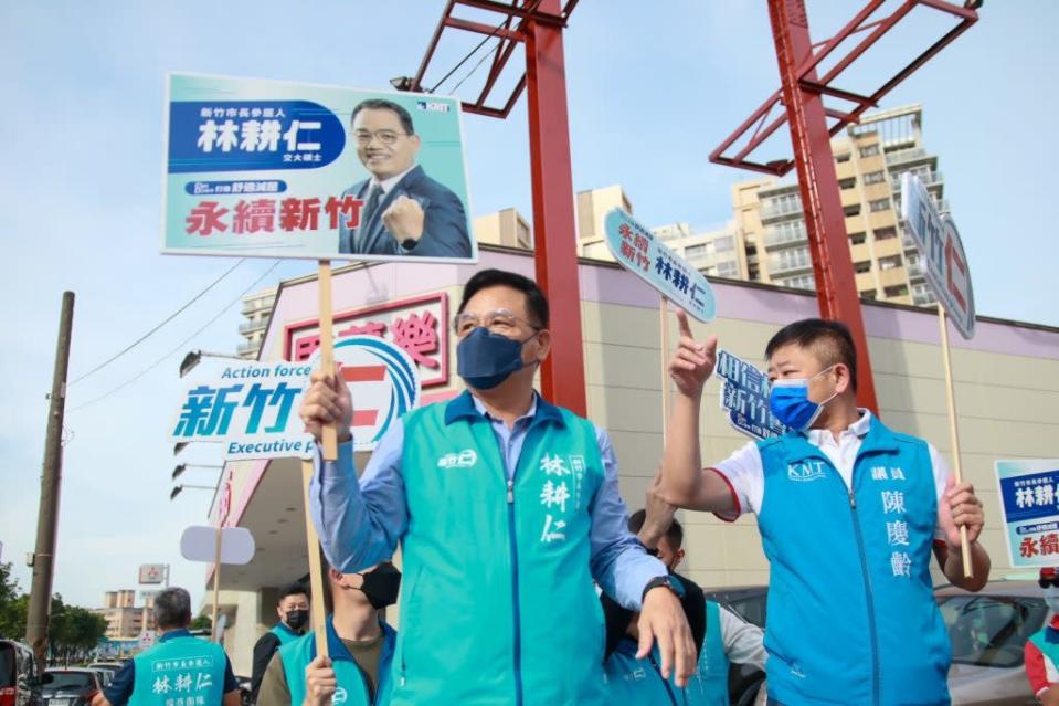 國民黨新竹市長參選人林耕仁十五日上午從家鄉香山區出發，在街口揮手拜票，許多熱情支持者也相伴而行。(記者曾芳蘭攝)