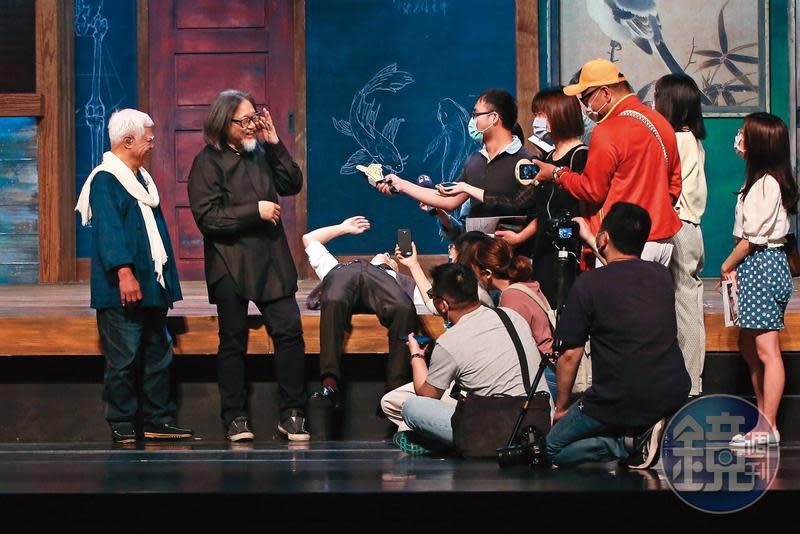 張震首次挑戰舞台劇，聽導演賴聲川（左）說「台下有1,500人」，讓張震名副其實「嚇到趴」。