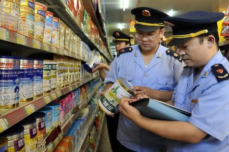 Local industry and commerce administrative bureau personnel check Sanlu formula milk products at a supermarket in Zaozhuang, Shandong province, September 12, 2008. REUTERS/China Daily