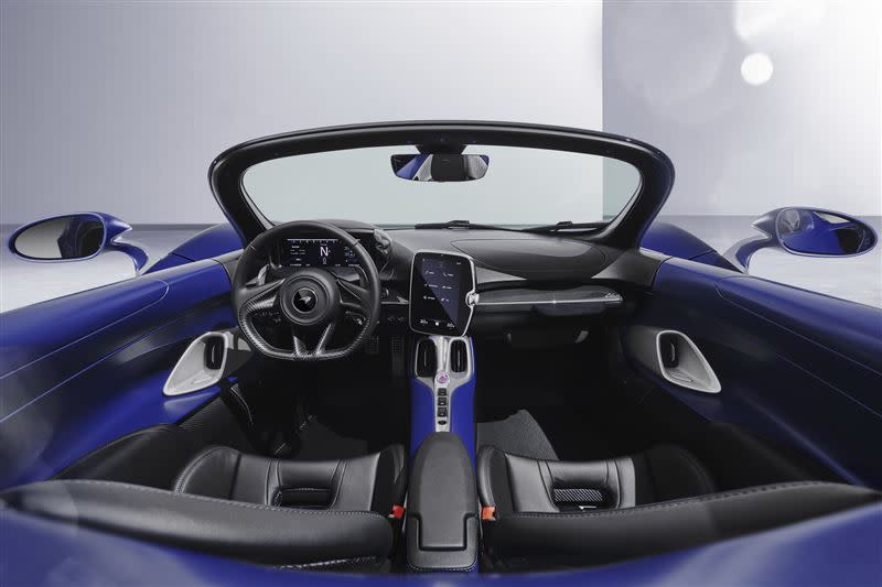 雖然麥拉倫為Elva加裝擋風玻璃，但依舊沒有車頂及車窗。（圖／翻攝自McLaren官網）