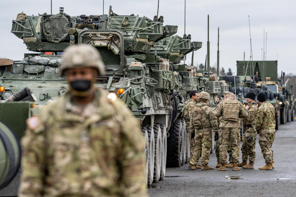 ARCHIV - 09.02.2022, Bayern, Vilseck: US-Soldaten stehen auf dem Gelände des Truppenübungsplatzes Grafenwöhr neben Stryker Radpanzern der US-Army. (zu dpa «US-Militär: Mehr als 7000 Ukrainer in vergangenen Monaten ausgebildet») Foto: Armin Weigel/dpa +++ dpa-Bildfunk +++