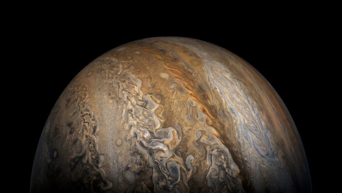 Jupiter geht im Dunkeln mit Bändern in Orange, Weiß und Lila-Braun auf