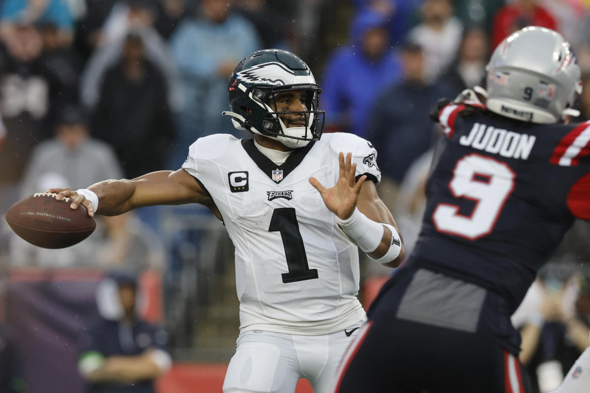 Jalen Hurts, Eagles build early lead, hang on to beat Patriots 25-20