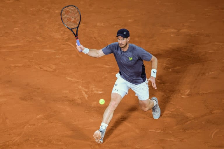 Andy Murray se dispone a golpear una bola durante el partido contra Stan Wawrinka en la primera ronda del torneo de Roland Garros, el 26 de mayo de 2024 en París (Alain Jocard)