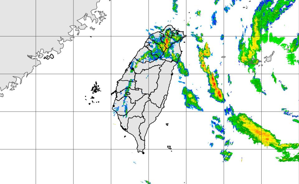 颱風遠離，北部地區仍有短暫陣雨，山區有局部大雨發生的機率，其他地區也有局部、零星降雨。（圖：氣象局網站）