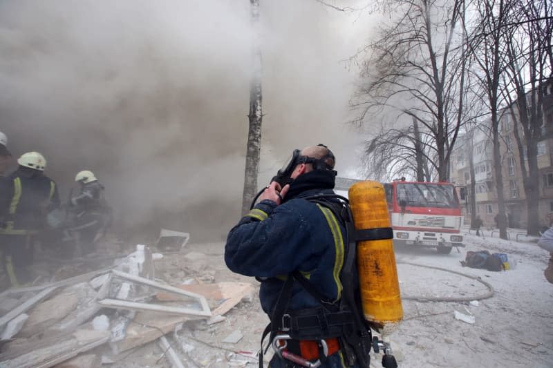 A firefighter wears an SCBA as rescuers put out the fires after the Russian missile attack on Kharkiv. -/Ukrinform/dpa