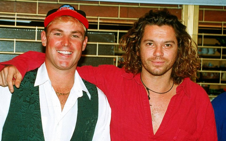 Mit ihm verlor Australien seinen größten Popstar nach Kylie Minogue: Michael Hutchence (rechts), der mit INXS Hits wie "Need You Tonight" und "Mistify" landete, wurde am 22. November 1997 tot in einem Hotelzimmer in Sydney aufgefunden. Bis heute ist unklar, was damals passierte: Laut offiziellem Befund beging der 37-Jährige Selbstmord, es gab aber auch Spekulationen über einen möglichen autoerotischen Unfall. (Bild: Getty Images)