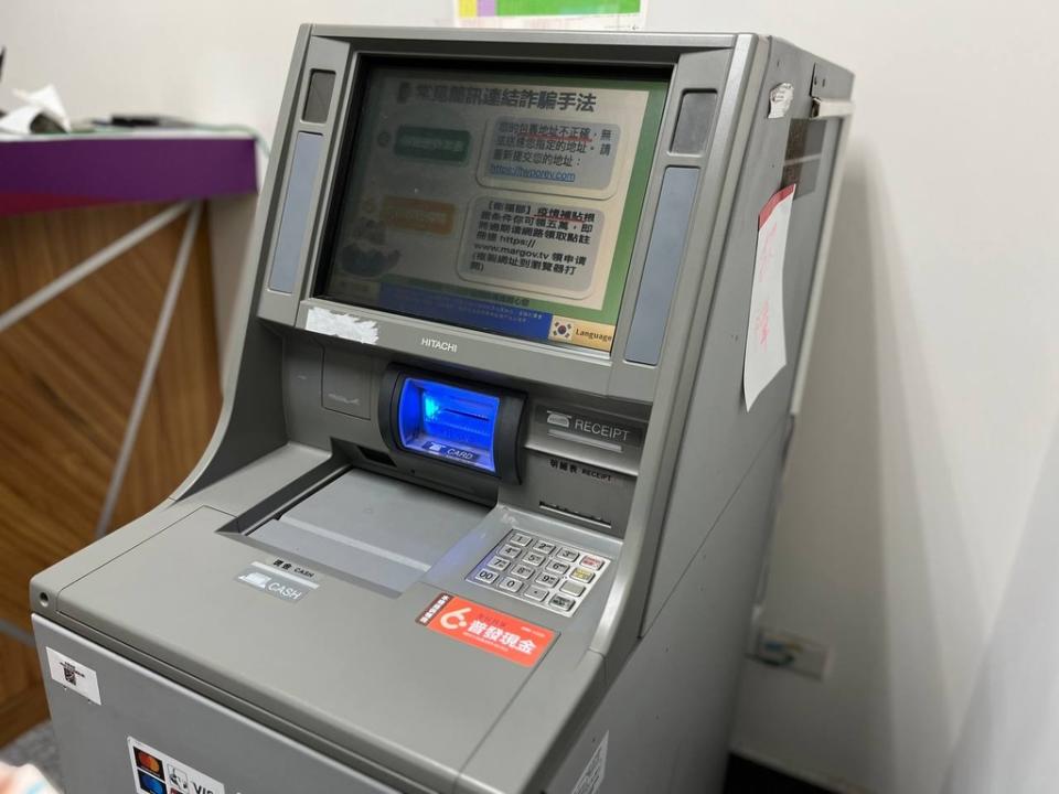 4月10日起全台2.6萬台設置貼有「全民共享普發現金」識別貼紙ATM開放領取6000元。劉家瑜攝影