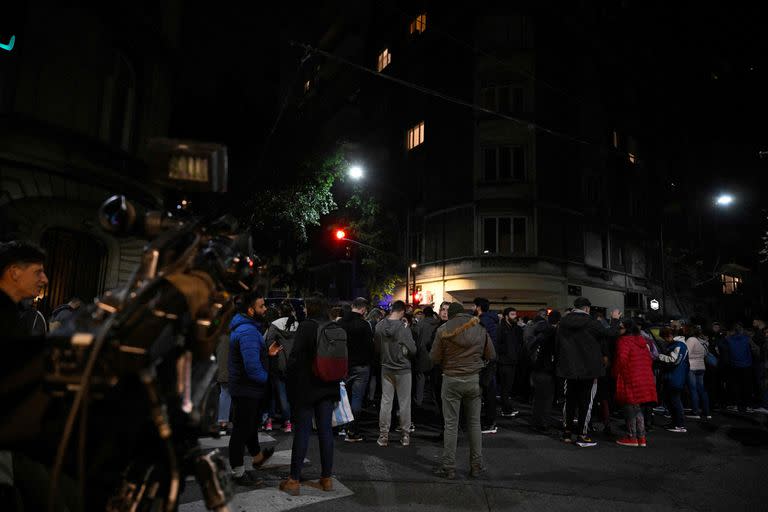 Miltantes en la puerta del domicilio de Cristina Kirchner luego del ataque.