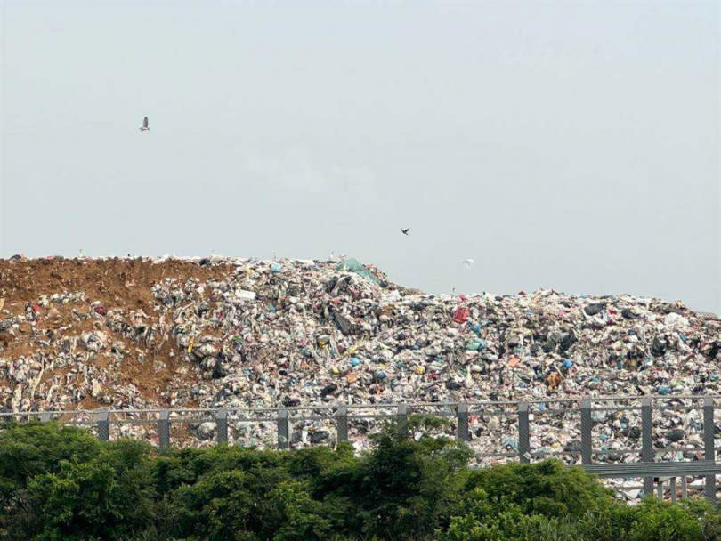 桃園市楊梅垃圾掩埋場垃圾堆積成山，環保局將安排每周清運1300噸垃圾量。（圖／周玉琴提供）
