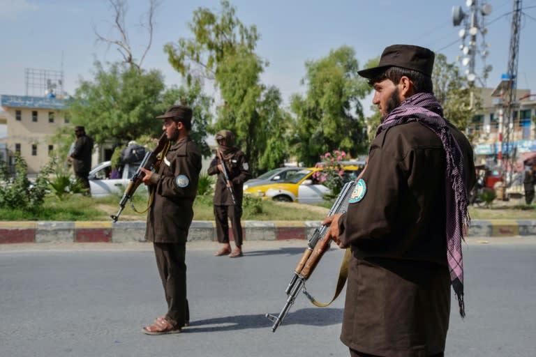 Personal de seguridad monta guardia en un punto de control con motivo de las festividades musulmanas por el Eid al Adha, el 16 de junio de 2024 en la ciudad afgana de Kandahar (Sanaullah Seiam)