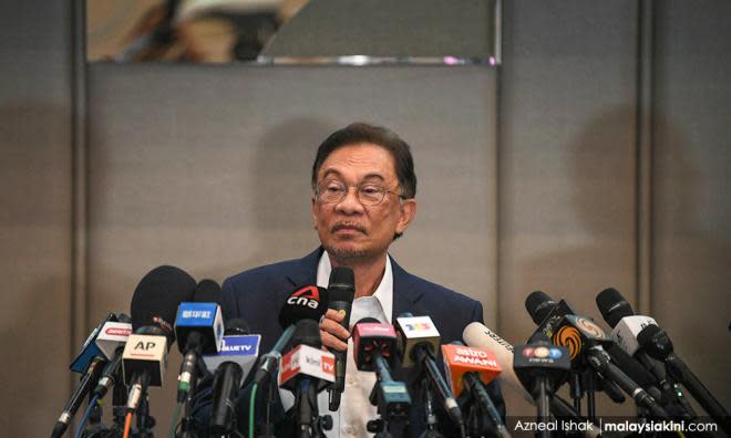 MPs confirm Anwar's resignation offer if he fails in Putrajaya gambit