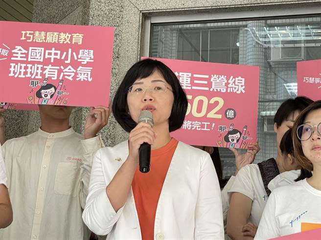 立委蘇巧慧今被問及新北市議員彭佳芸表態參選立委，她表示，誠信條款是對人民承諾的期許，不過，每個地區選情不同，有不同考量予以尊重。（蔡雯如攝）