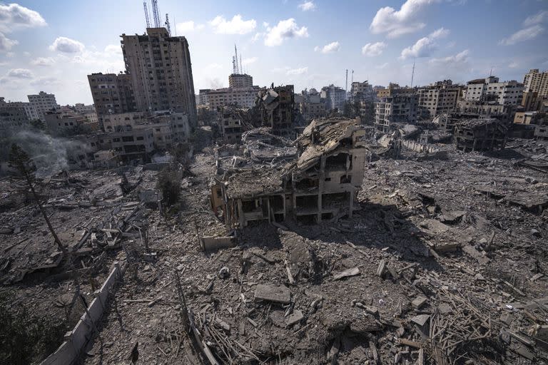 Un barrio de la Ciudad de Gaza, tras un bombardeo israelí. (AP/Fatima Shbair)