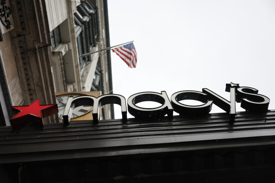 NUEVA YORK, NUEVA YORK - 19 DE ENERO: El logotipo corporativo de Macy's se ve en la tienda Macy's en Herald Square el 19 de enero de 2024 en la ciudad de Nueva York.  Macy's ha anunciado que despedirá aproximadamente a 2.350 empleados, lo que representa alrededor del 3,5% de su fuerza laboral.  La compañía afirma que también cerrará cinco tiendas para adaptarse a la era de las compras online.  (Foto de Michael M. Santiago/Getty Images)