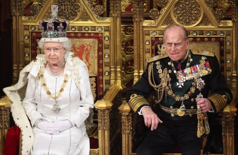 Imagen de archivo. La reina Isabel II de Inglaterra y su esposo, el duque de Edimburgo, en la Cámara de los Lores, Londres