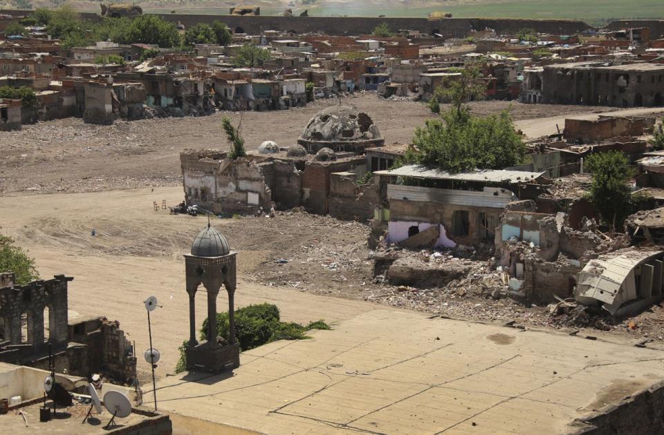 Ein Blick auf den teilweise zerstörten historischen Bezirk und die Moschee in der von Kurden dominierten Stadt Diyarbakir im Südosten der Türkei. (Bild: Mahmut Bozarslan/ AP)