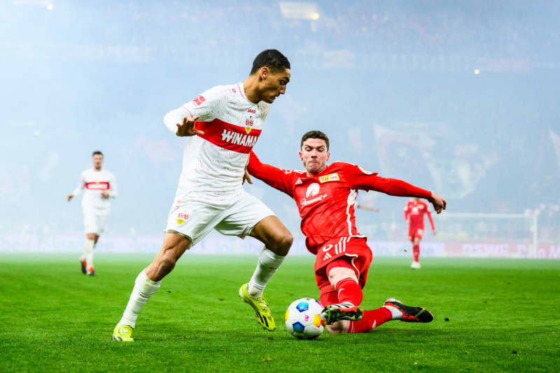 Stuttgart's Enzo Millot (L) and Union Berlin's Robin Gosens (R) battle for the ball during the German Bundesliga soccer match between VfB Stuttgart and 1. FC Union Berlin at MHPArena. Tom Weller/dpa