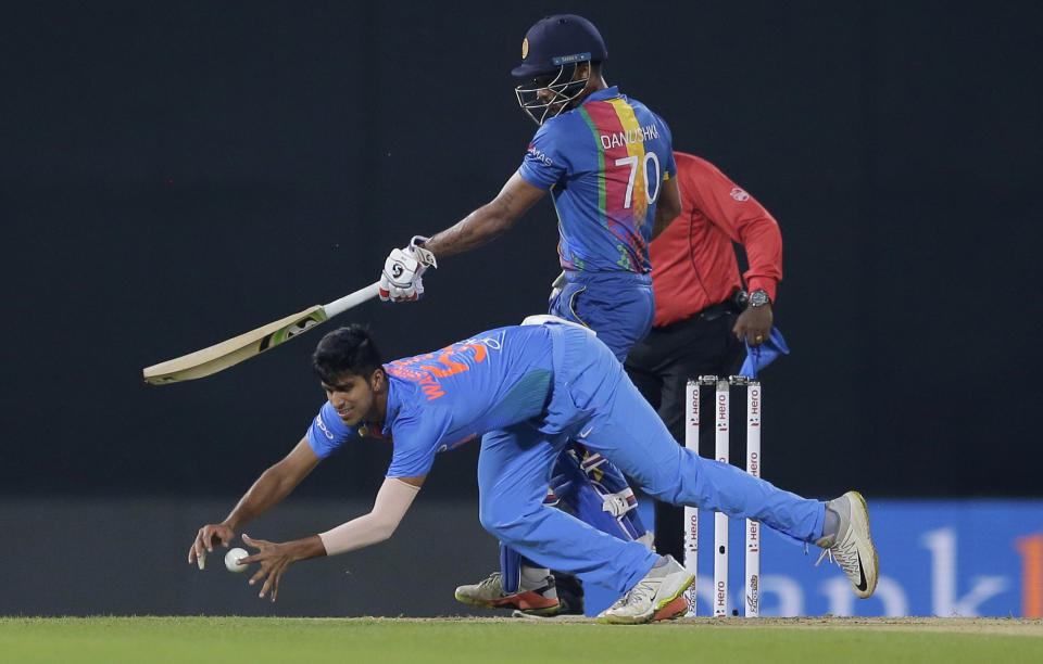 India’s Washington Sundar attempts to collect the ball as Sri Lanka’s Danushka Gunathilaka watches during their Twenty20 cricket match in Nidahas triangular series in Colombo, Sri Lanka, Monday, March 12, 2018. (AP Photo/Eranga Jayawardena)