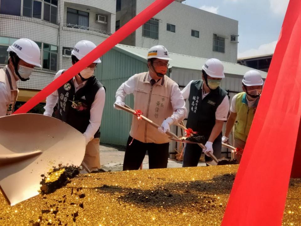 善化區東關頂街里聯合活動中心舉行動土典禮，市長黃偉哲到場主持。（記者林相如攝）