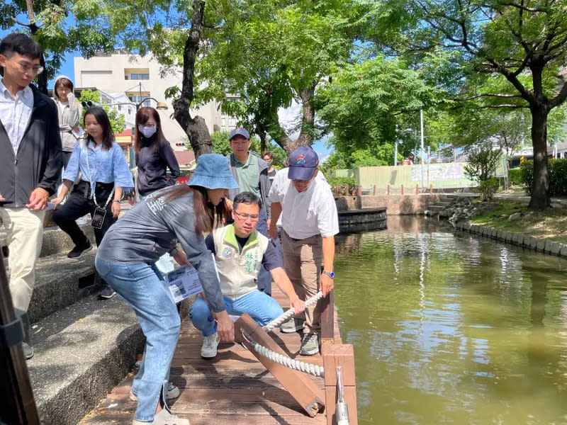 ▲為推展「曹公圳3.0」與「重現北門」議題，市議員林智鴻今天會同水利局與各單位會勘曹公圳現有設施步道改善計畫，盼推展「曹公圳3.0」（圖／市議員林智鴻辦公室提供）