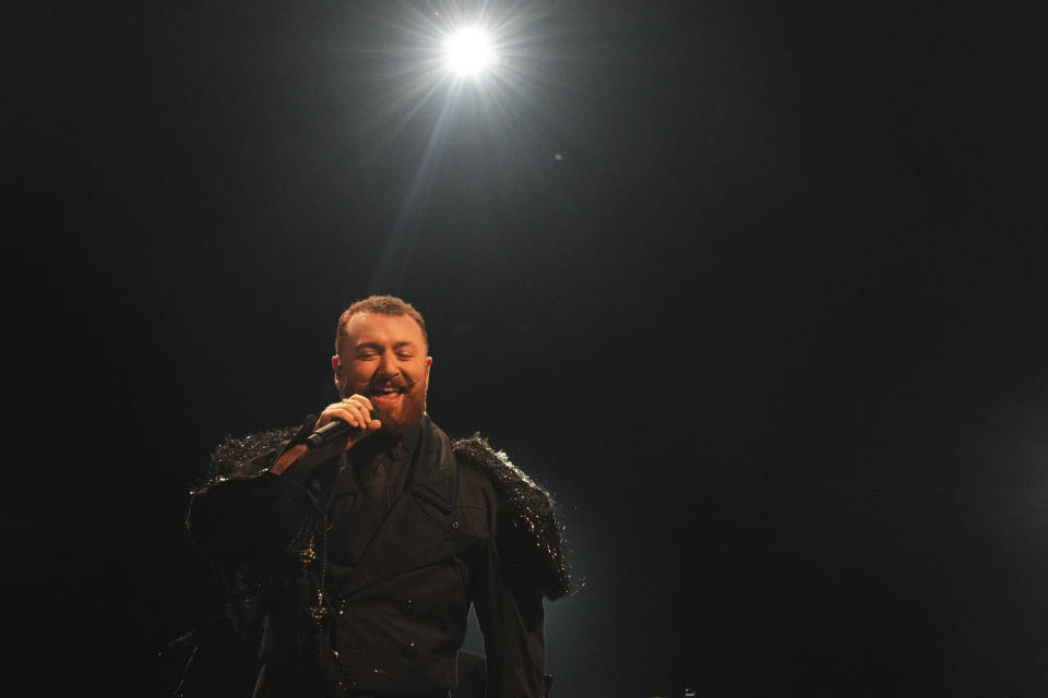 Sam Smith de Inglaterra durante su concierto en el Festival Tecate Emblema en la Ciudad de México el viernes 17 de mayo de 2024. (Foto AP/Fernando Llano)