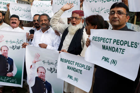 Supporters of the ruling Pakistan Muslim League (Nawaz) (PML-N) hold signs as they chant slogans after the Pakistan Supreme Court ruled ousted Prime Minister Nawaz Sharif cannot lead his party, during a protest in Karachi, Pakistan February 22, 2018. REUTERS/Akhtar Soomro