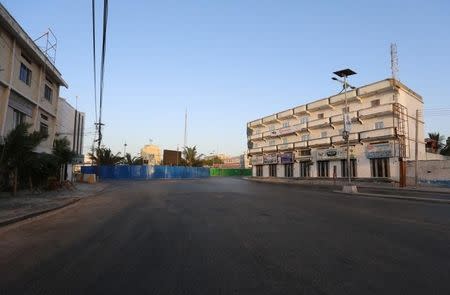 A general view shows a deserted street during the presidential vote at the airport in Somalia's capital Mogadishu February 8, 2017. REUTERS/Feisal Omar