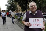 Un hombre sostiene una pancarta durante la manifestación contra la posible intervención militar en Siria, cerca del consulado de Estados Unidos en San Petesburgo (Rusia), el 2 de septiembre de 2013. El G20 celebrará una cumbre en la ciudad rusa de San Petesburgo los días 5 y 6 de septiembre.