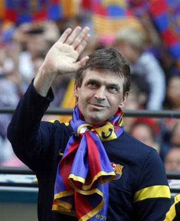 El entonces entrenador del club fútbol Barcelona Tito Vilanova saluda desde un bus en un marcha para celebrar el vigésimo segundo título de Liga del club español en Barcelona. Fotografía de archivo