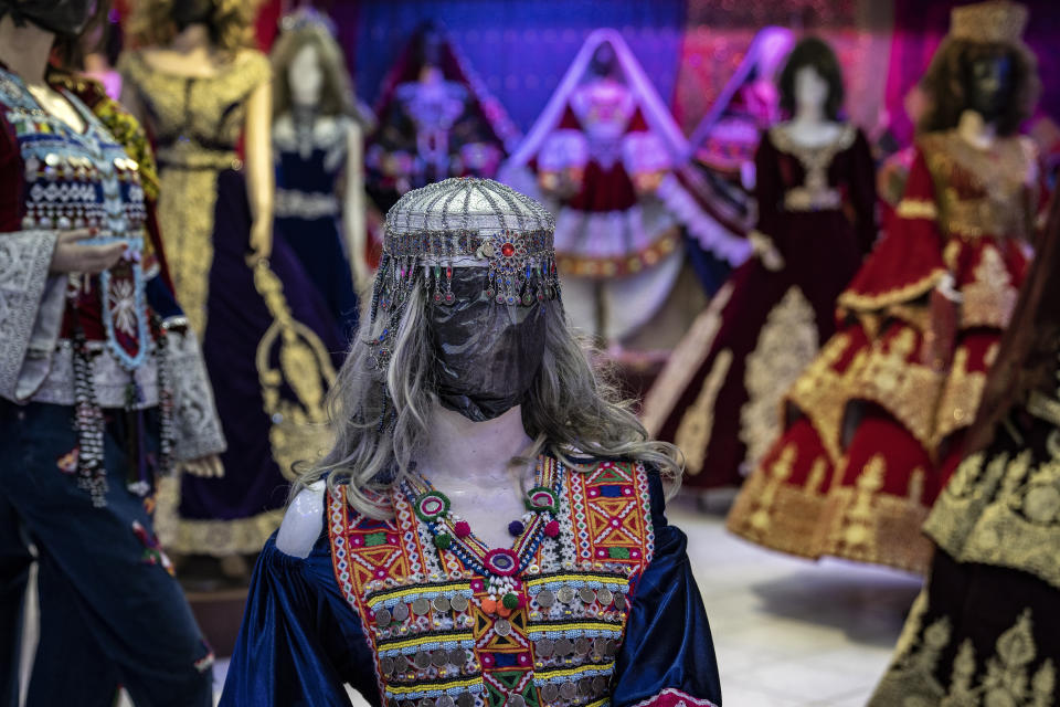 Un maniquí con la cabeza cubierta en una tienda de vestidos para dama, el lunes 26 de diciembre de 2022, en Kabul. En el gobierno del Talibán, los maniquíes de tiendas para dama de toda la capital afgana se han convertido en una visión inquietante, ya que sus cabezas están cubiertas con tela o envueltas con bolsas de plástico negra. Los maniquíes encapuchados son un símbolo del gobierno puritano del Talibán en Afganistán. (AP Foto/Ebrahim Noroozi)