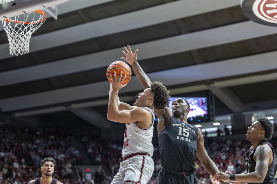 Alabama guard Mark Sears (1) works past Texas A&M forward Henry Coleman III (15) for a shot during the first half of an NCAA college basketball game, Saturday, Feb. 17, 2024, in Tuscaloosa, Ala. (AP Photo/Vasha Hunt)