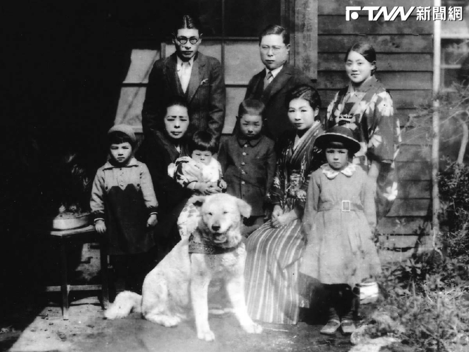 八公與上野一家人合影的紀念照。（圖／翻攝畫面）