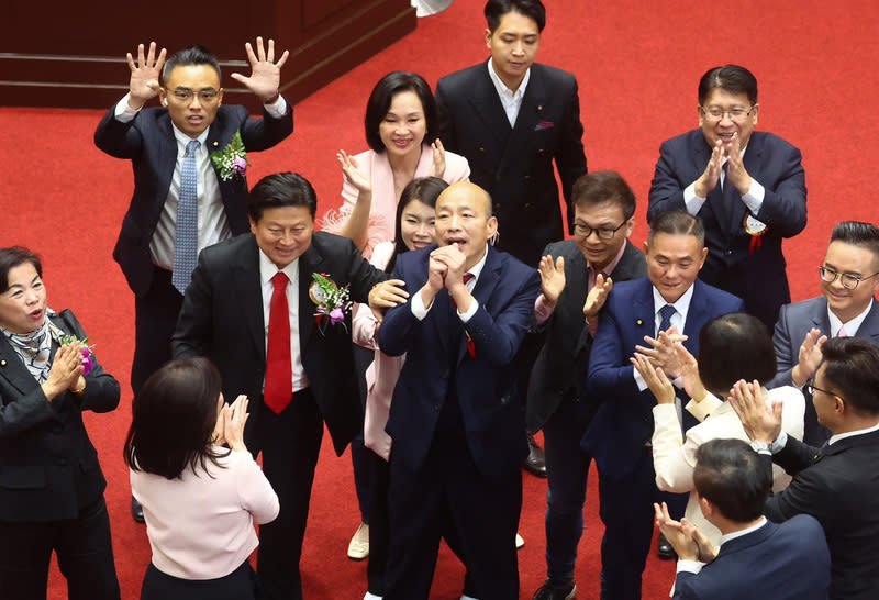 韓國瑜第二輪投票獲54票  當選立法院長 立法院1日進行院長選舉，首輪投票無人過半，第2輪 投票結果，在民眾黨8位立委未進場投票下，國民黨 推出的立委韓國瑜拿到54票，已超過105位領票立委 的半數，當選第11屆立法院長。圖為韓國瑜（中）向眾人拱手致意。（中央社）