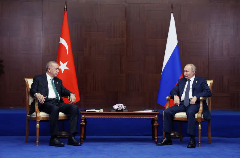 FOTO DE ARCHIVO. El presidente de Rusia, Vladimir Putin, y el presidente de Turquía, Tayyip Erdogan, se reúnen al margen de la sexta cumbre de la Conferencia sobre la Interacción y las Medidas de Fomento de la Confianza en Asia (CICA), en Astaná, Kazajistán