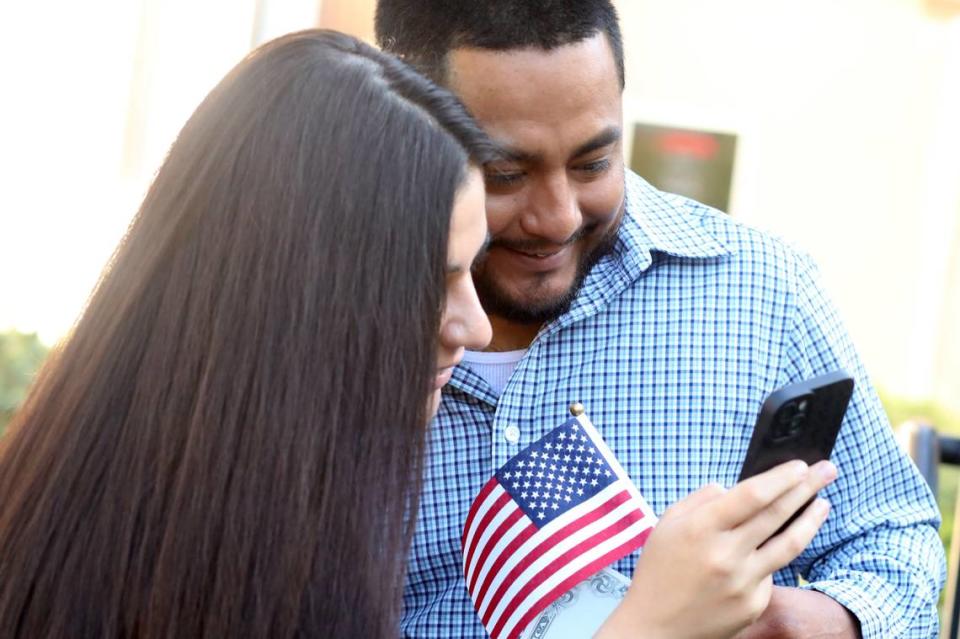 Hernán Santos Barragán, de 33 años (derecha), fue una de las 39 personas de 10 países que juraron lealtad a la bandera de Estados Unidos el 17 de octubre durante una ceremonia de naturalización en Fresno.