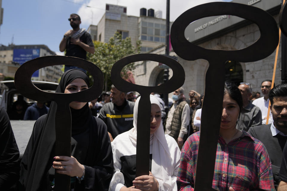 Palestinians carry mock large keys during a mass ceremony to commemorate the Nakba Day, Arabic for catastrophe, in the West Bank city of Ramallah, Wednesday, May 15, 2024. Palestinians are marking 76 years of dispossession on Wednesday, commemorating their mass expulsion from what is today Israel, as a potentially even larger catastrophe unfolds in Gaza, where more than half a million of people have been displaced in recent days by fighting. (AP Photo/Nasser Nasser)