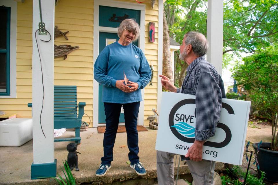 Tom Ehrensing chats with Bowen Avenue homeowner Tammy Dale about the SaveOS.org campaign outside Dale’s home in Ocean Springs on Thursday, April 11, 2024. SaveOS.org wants to protect the city’s “charm and historical character,” its website says. The group has opposed a Front Beach marina and event center and the proliferation of bars downtown. Hannah Ruhoff/Sun Herald