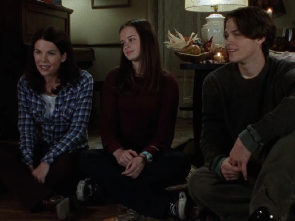 lorelai, rory, and dean watching willy wonka and the chocolate factory on gilmore girls