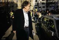 Dix jours plus tard, alors que le mouvement semble se stabiliser (environ 50 000 personnes battent le pavé depuis trois week-end), plusieurs dérives entachent la mobilisation. Le philosophe Alain Finkielkraut est la cible d’injures antisémites en marge du cortège parisien, et deux policiers, membre de la CRS autoroutière, sont violemment attaqués à bord d’un fourgon à Lyon. L’occasion de rappeler que si les gilets jaunes ont payé un lourd tribut durant les manifestations, les forces de l’ordre n’ont pas non plus été épargnées. Environ 1 700 de ses représentants ont ainsi été blessés depuis le début de la mobilisation (contre 2 400 côté manifestants).