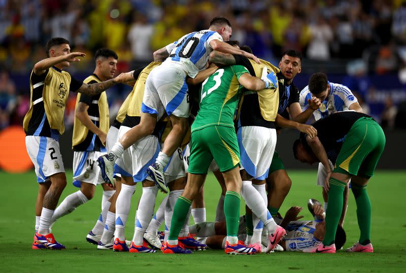 Foto del domingo del delantero de Argentina Lautaro Martinez celebrando con sus compañeros tras marcar el gol del título en la Copa América