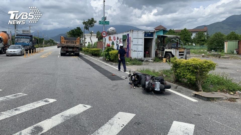 花蓮1名大貨車駕駛轉彎時不慎輾斃女騎士，下車查看死者竟是高職隔壁班同學。（圖／TVBS）